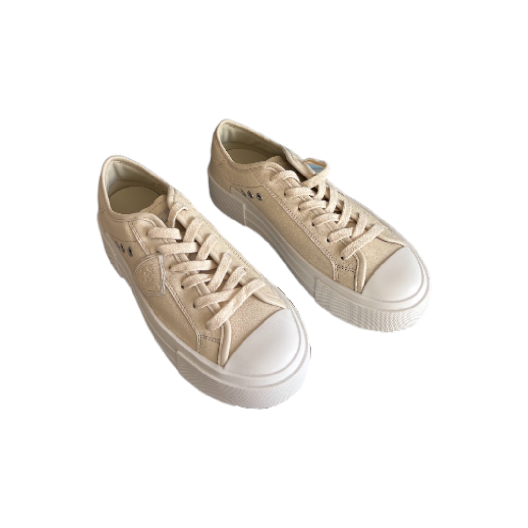 Pair shown from an angle — Philippe Model PDLD W002 Paris Haute Low Woman Sneakers – Lait/Ecru - UK 6.
