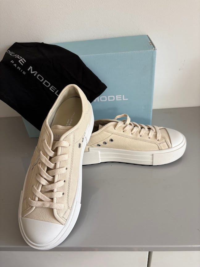 Pair shown from an angle — Philippe Model PDLD W002 Paris Haute Low Woman Sneakers – Lait/Ecru - UK 6.