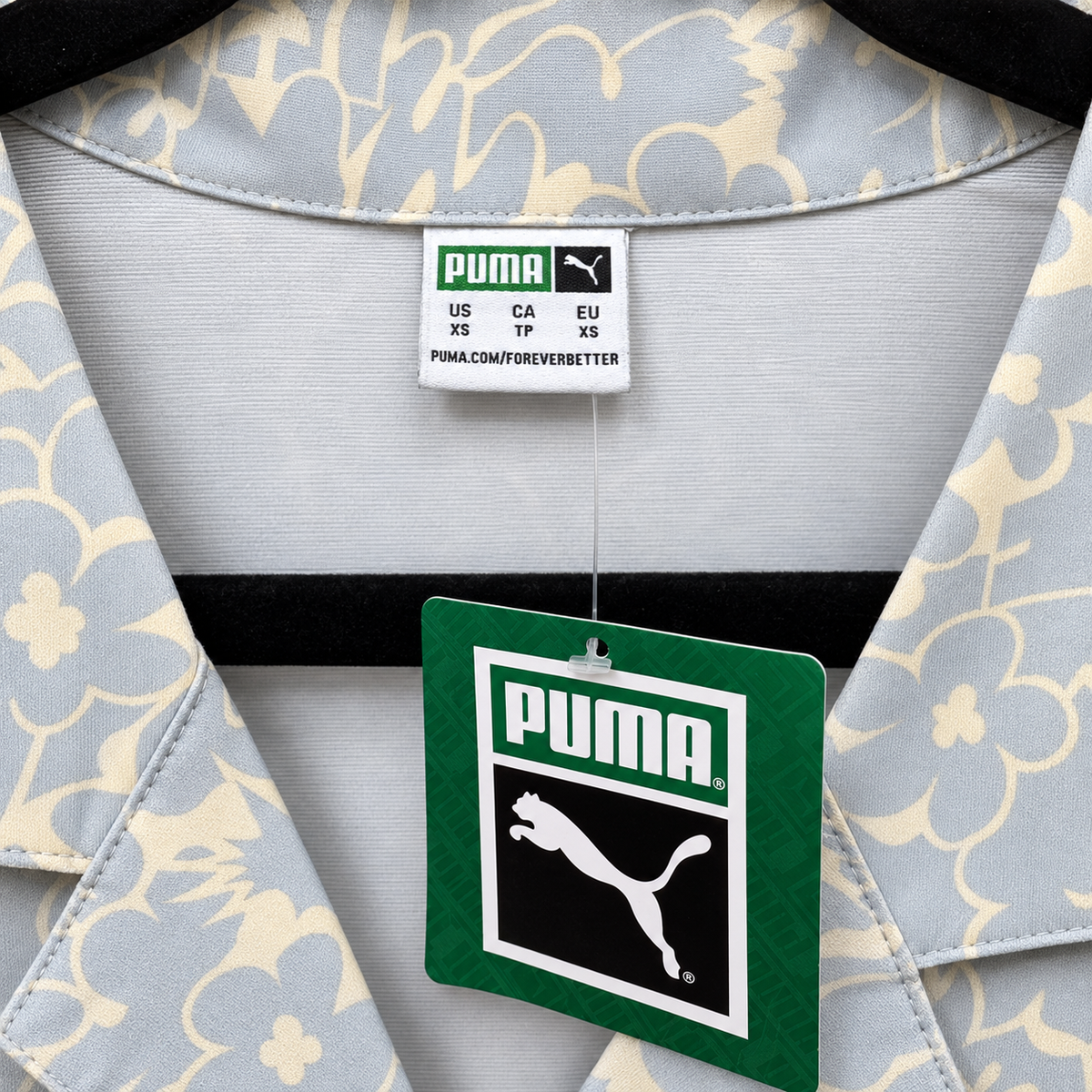 Brand and size label — PUMA Arctic Ice-AOP Short Sleeve Shirt XS.
