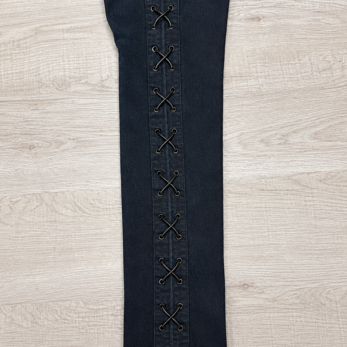 Design detail close-up — J Brand Jinx Maria High-Rise Skinny Lace-Up Jeans Size 25.